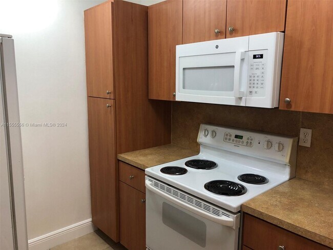Building Photo - 10790 N Kendall Dr