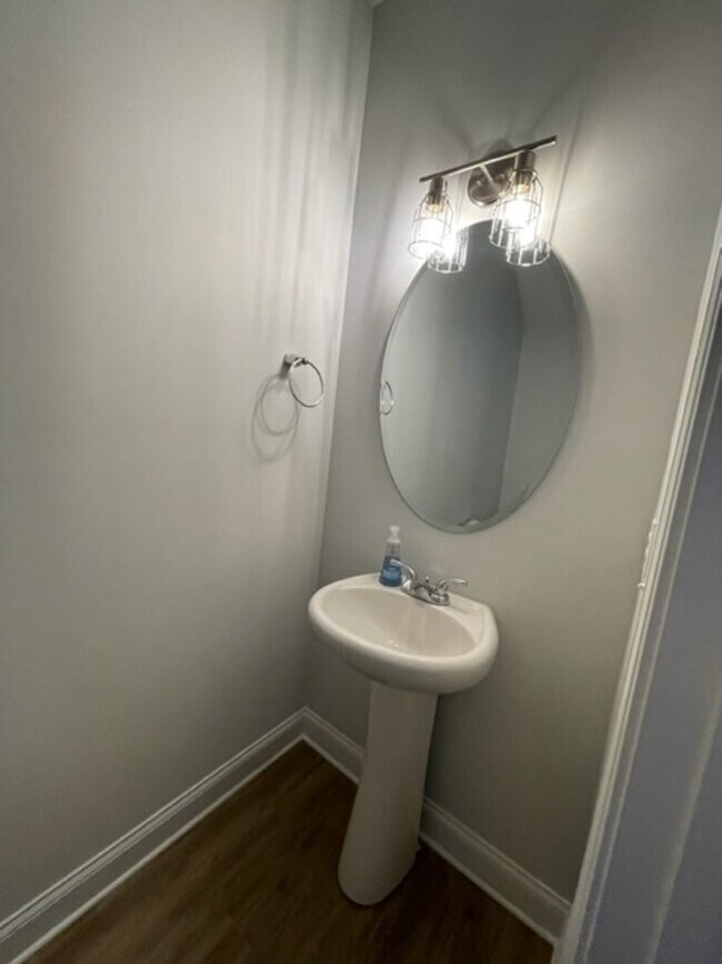 Building Photo - MOVE IN SPECIAL! Lovely End Unit in Oakhurst!