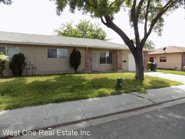 Foto del edificio - 3 br, 1.5 bath House - 498 Hintz Ave