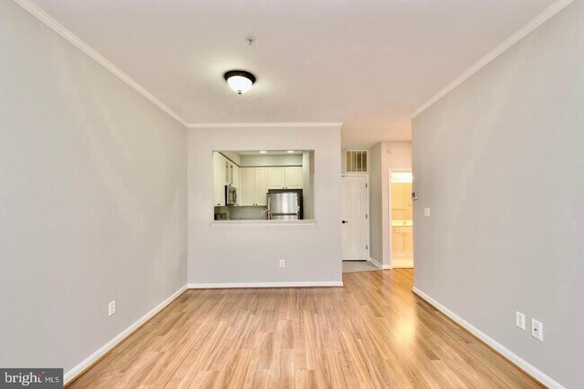 Foto del edificio - 2324 Henshaw Pl