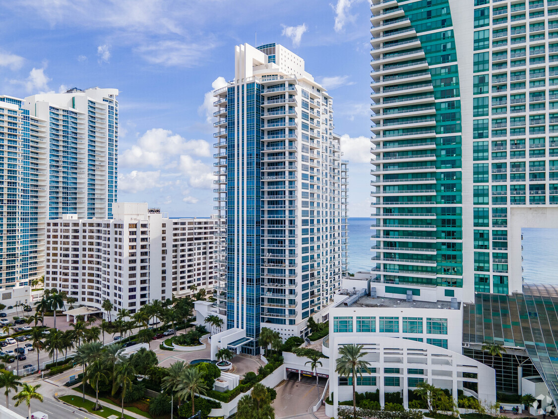 Foto principal - Diplomat Oceanfront Residences