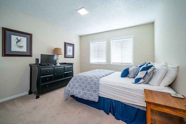 Building Photo - 49 Lake Dr