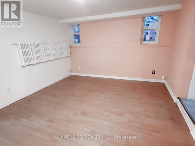 Photo du bâtiment - 2469 Queen St E