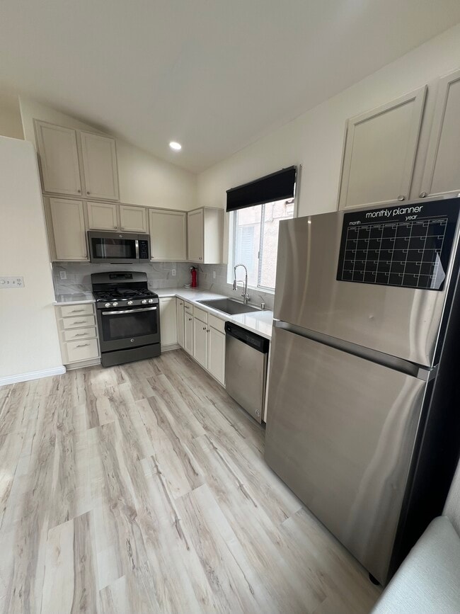 Cocina con estufa de gas - 2493 W Richmar Ave