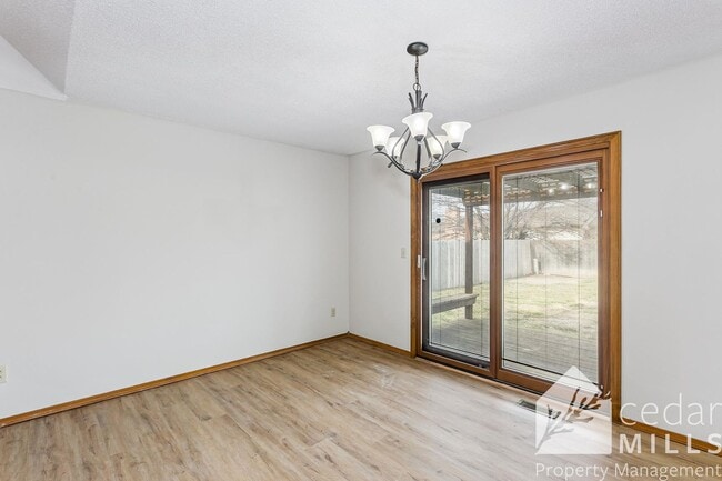 Foto del edificio - Spacious 3 Bedroom off of North Rock!