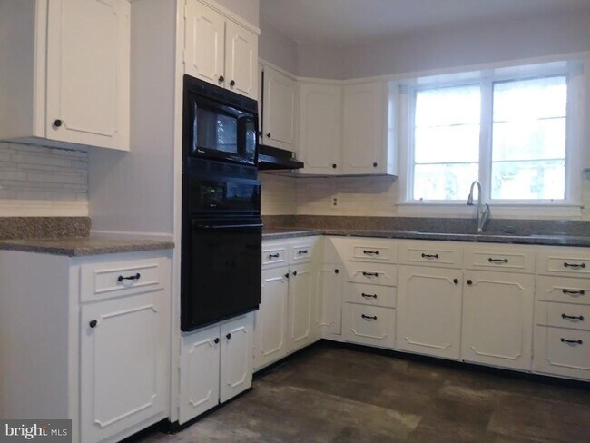 Building Photo - 2115 E Cold Spring Ln