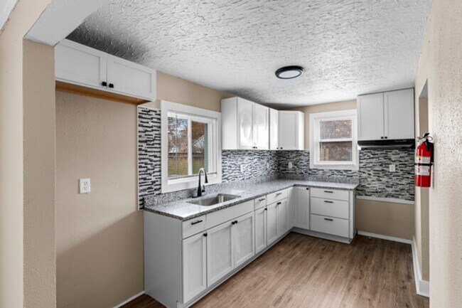 Building Photo - This beautifully updated 3-bedroom, 1-bath single-family home is ready for move-in!