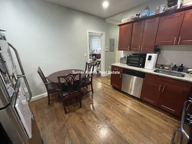 Building Photo - 47 Beech Glen St