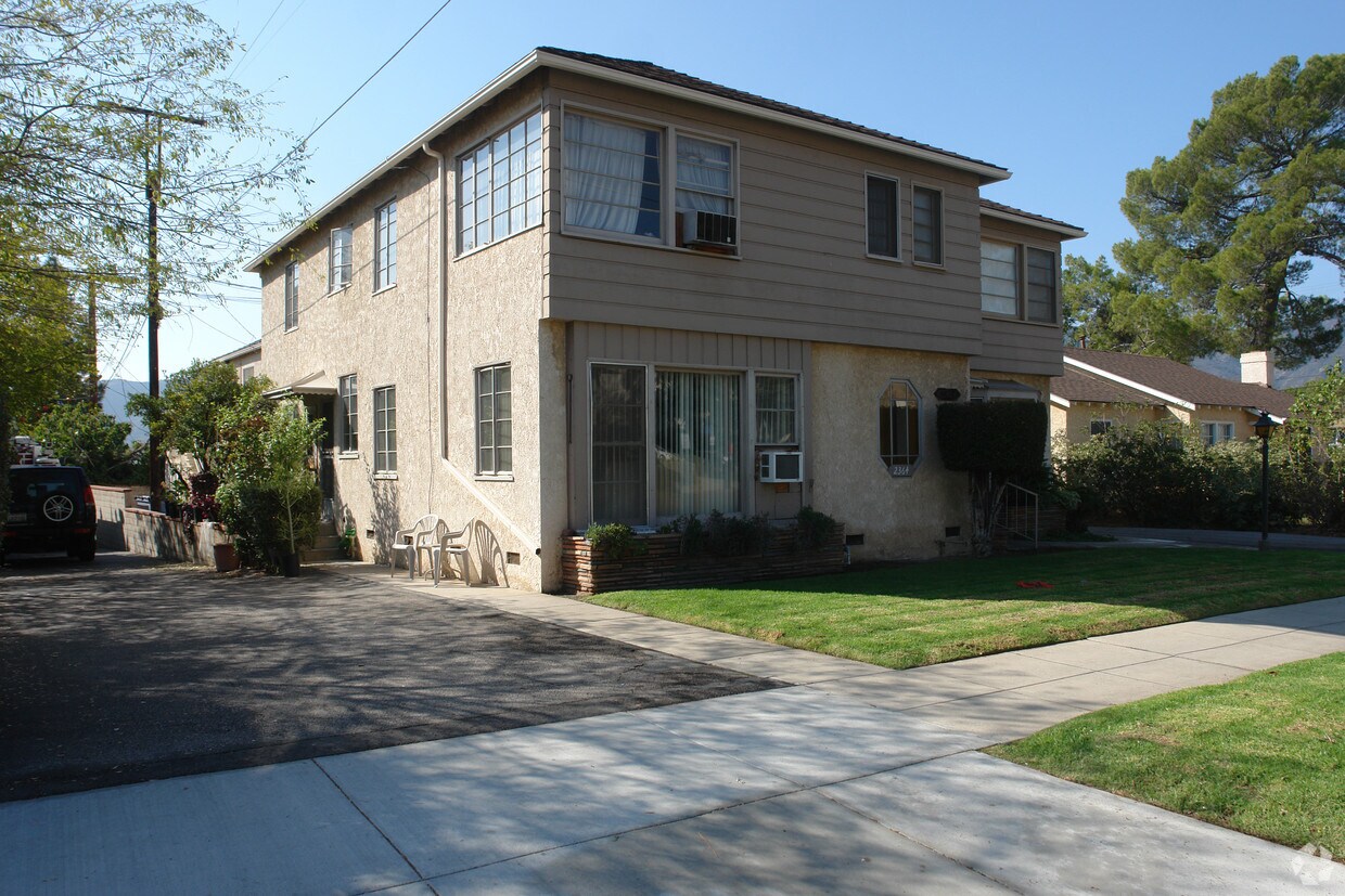 Foto del edificio - 2362-2364 Montrose Ave