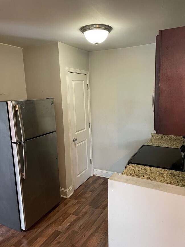 Foto del edificio - 1BD Corner Unit in Gated Complex, 2 Blocks...