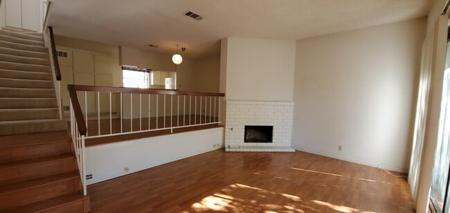 Building Photo - 335 Wallis St