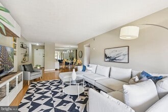 Building Photo - 1300 Army Navy Dr