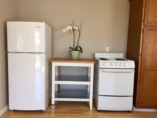 Kitchen with Electric Oven/Stove - 164 La Canada Way