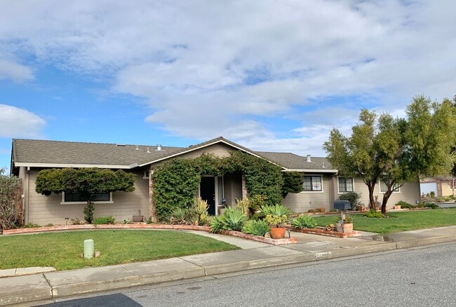 Building Photo - Single Story Home in Hollister