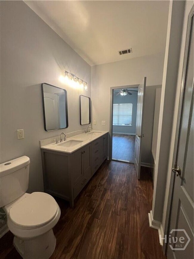 Building Photo - 4 bed, 2.5 bath townhouse