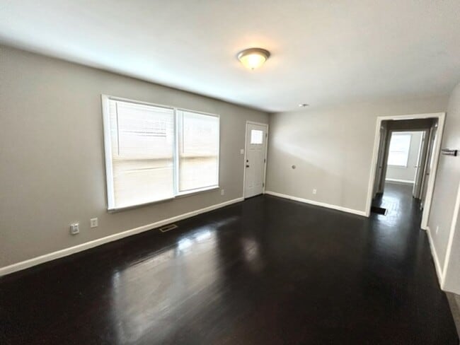 Foto del edificio - THREE BEDROOM ONE AND HALF BATH BRICK RANCH HOME