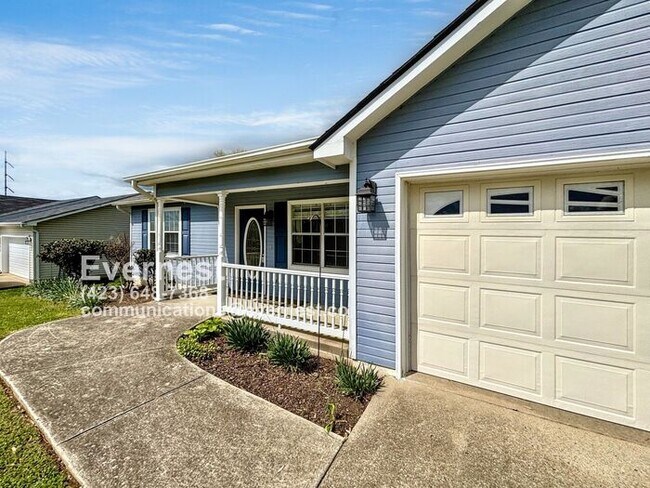 Foto del edificio - 3-Bedroom, 2-Bath Home with Modern Applian...