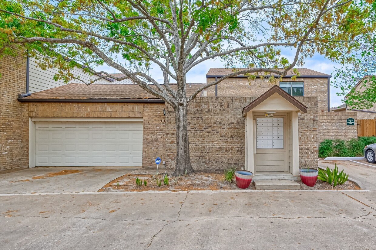 Foto principal - 2555 Bering Dr