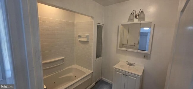 Building Photo - 107 River Rd Dr