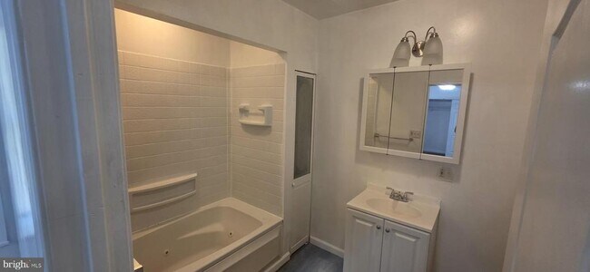 Foto del edificio - 107 River Rd Dr