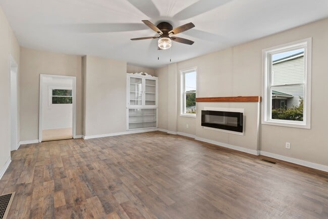 Building Photo - Stunning Renovated Home – 3 Bed / 1 Bath |...