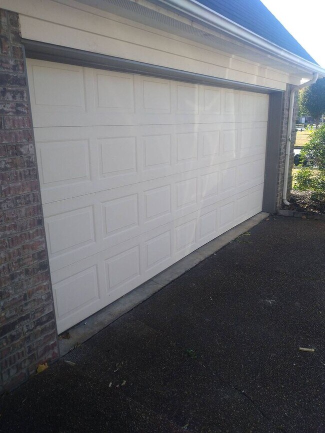Foto del edificio - 4 Success Realty is now offering this Ador...