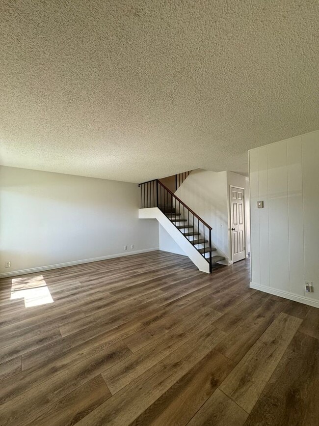 Building Photo - 3 Bed | 1.5 Bath Townhome with Garage in S...