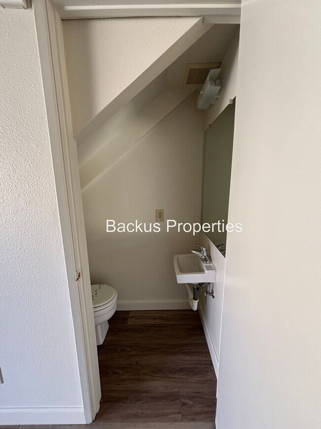 Building Photo - Private townhouse style condo facing grass...
