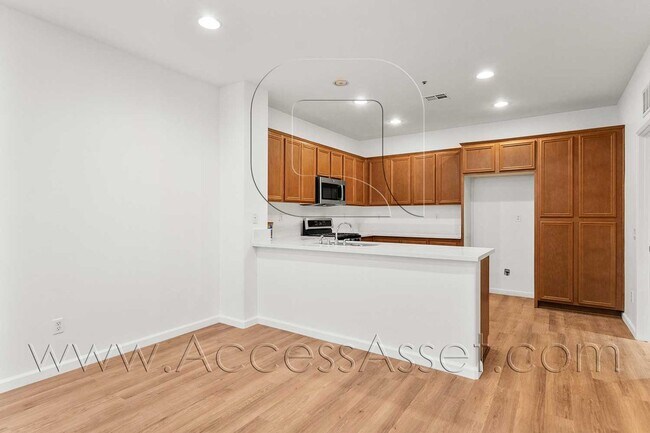 Building Photo - Exquisite 3 Bed/2.5 Bath Haven In Gated Co...