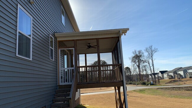 Foto del edificio - Room in Single Family Home on Gunderson Ln