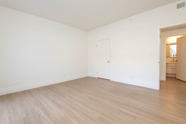 Building Photo - 10740 Woodbine