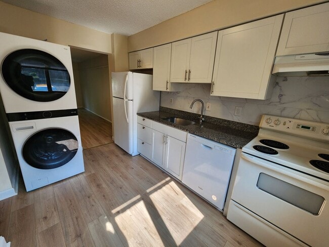 Building Photo - Beautifully remodeled 2 bed, 1 Bath townho...