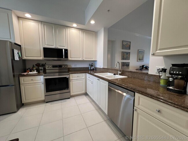 Building Photo - 13 Harbour Isle Dr W