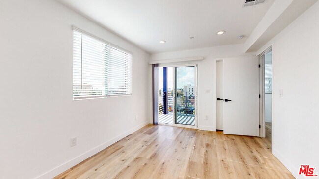 Building Photo - 640 N Serrano Ave