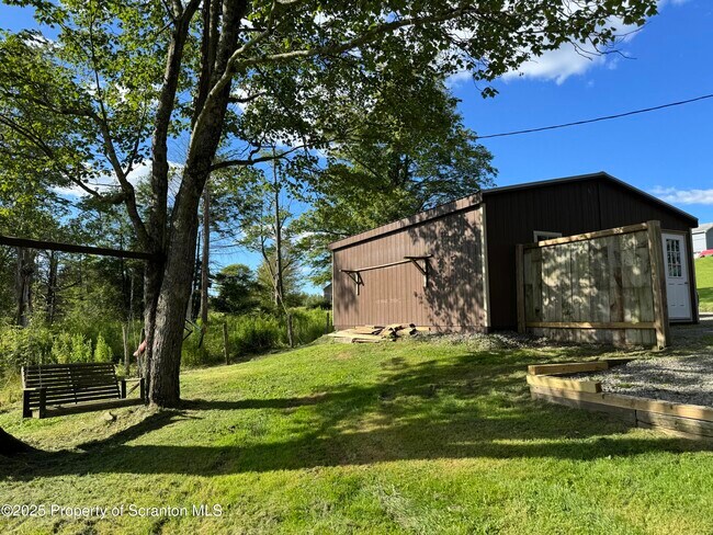 Foto del edificio - 131 Ball Pond Rd