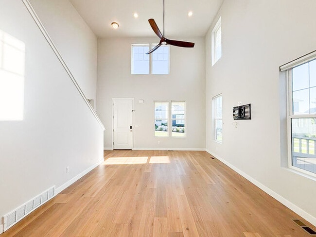 Building Photo - Bright - Open Floor Plan - Steps away from...