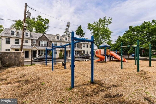 Building Photo - 108 Oak St