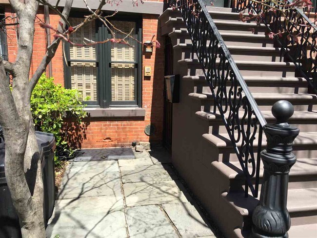 Foto del edificio - 302 Pavonia Ave