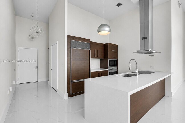 Building Photo - 495 Brickell Ave
