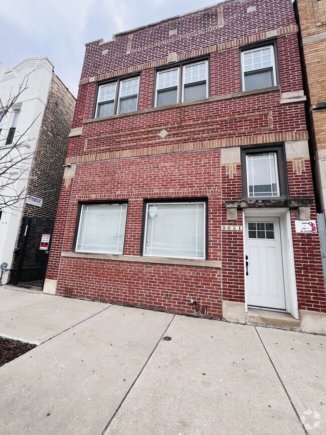 Building Photo - 3651 W Montrose Ave