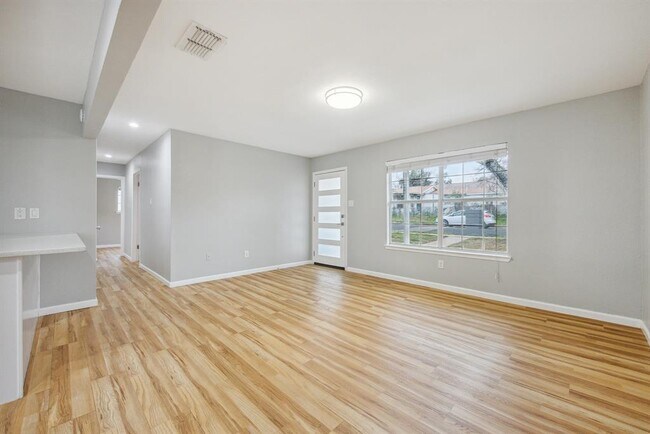 Foto del edificio - 1111 Lawson Ln