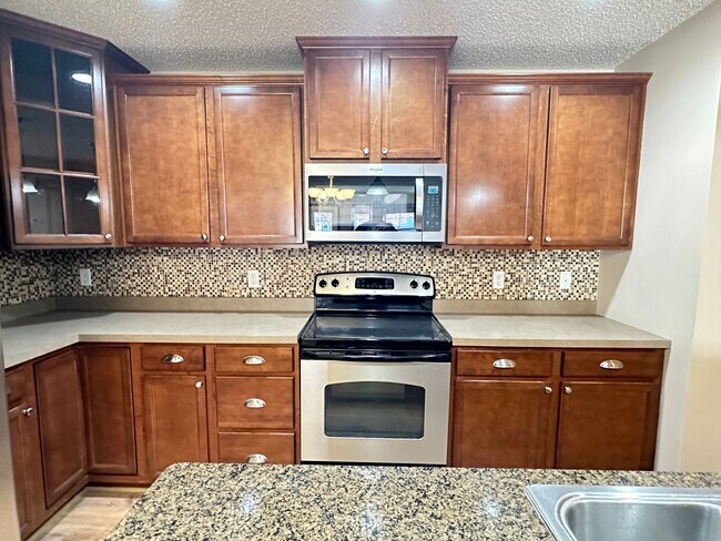 Building Photo - Plymouth Town Home, Available Now, Large M...