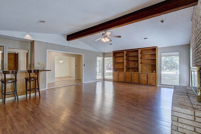 Building Photo - Large 4 Bedroom, 2.5 Bathroom, Single Stor...