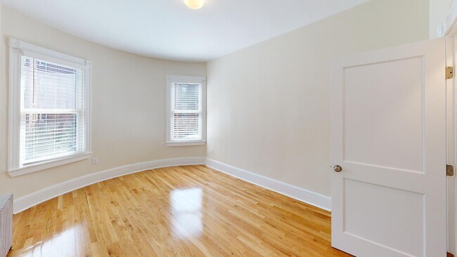 Foto del edificio - 2 Bedroom Split on Beacon St. No brokers F...