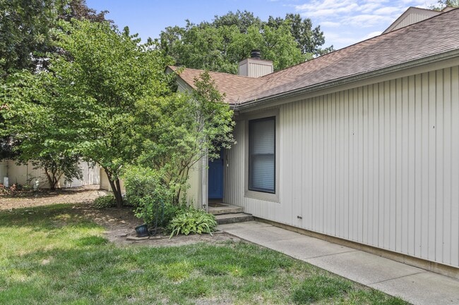 Building Photo - 2304 Melrose Dr