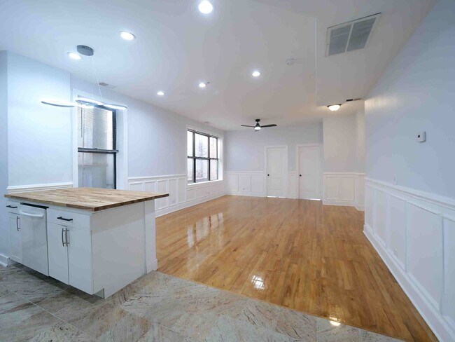 Building Photo - 2032 N Damen Ave