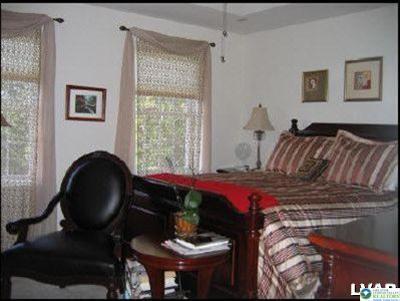 Building Photo - 411 S Oak St