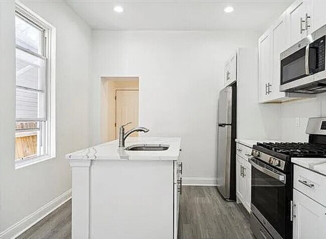 Building Photo - 5148 Ludlow St