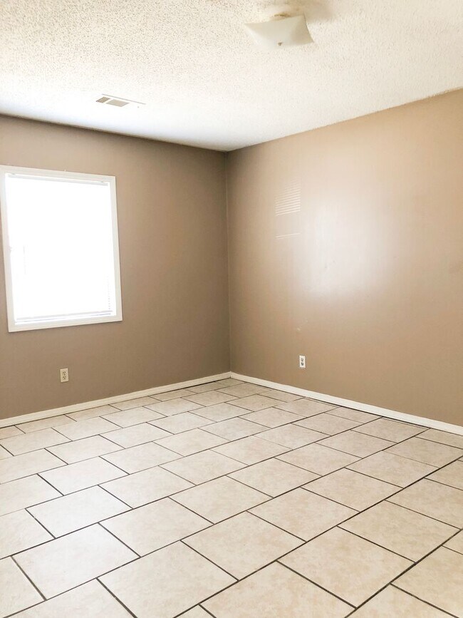 Building Photo - Cozy 3B/2B Home Available to Rent Now!