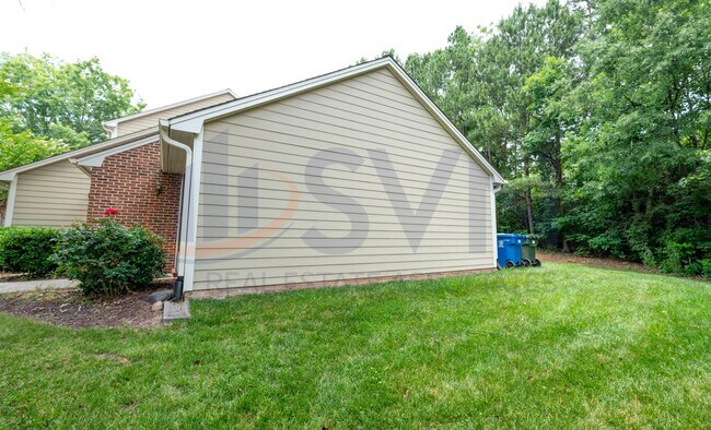 Building Photo - End Unit Townhome with hardwood floors!